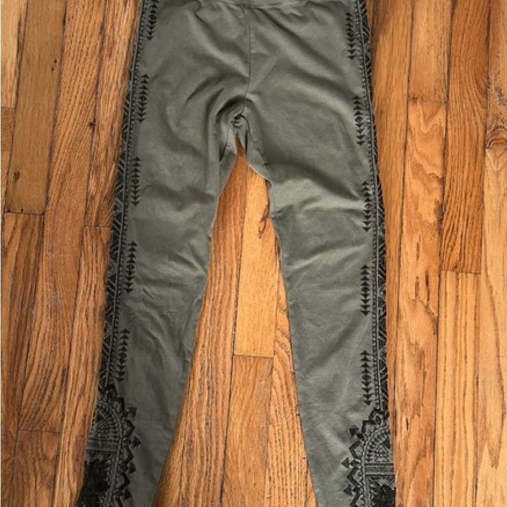 NWOT JOHNNY WAS EMBROIDERED OLIVE / ARMY GREEN LEGGINGS / PANTS - MEDIUM